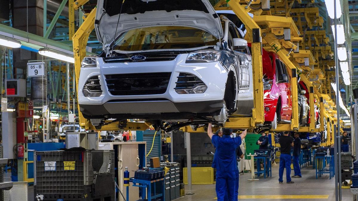 Trabajadores de Ford en la fabricación de vehículos, en una imagen de archivo.