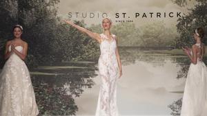  La modelo Karolina Kurkova, junto a dos modelos,  saluda al final de desfile de la colección Studio St  Patrick 2018.