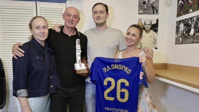 Por la izquierda, Natalia, Víktor, Vitali y Eugenia Onopko, ayer. IRMA COLLÍN