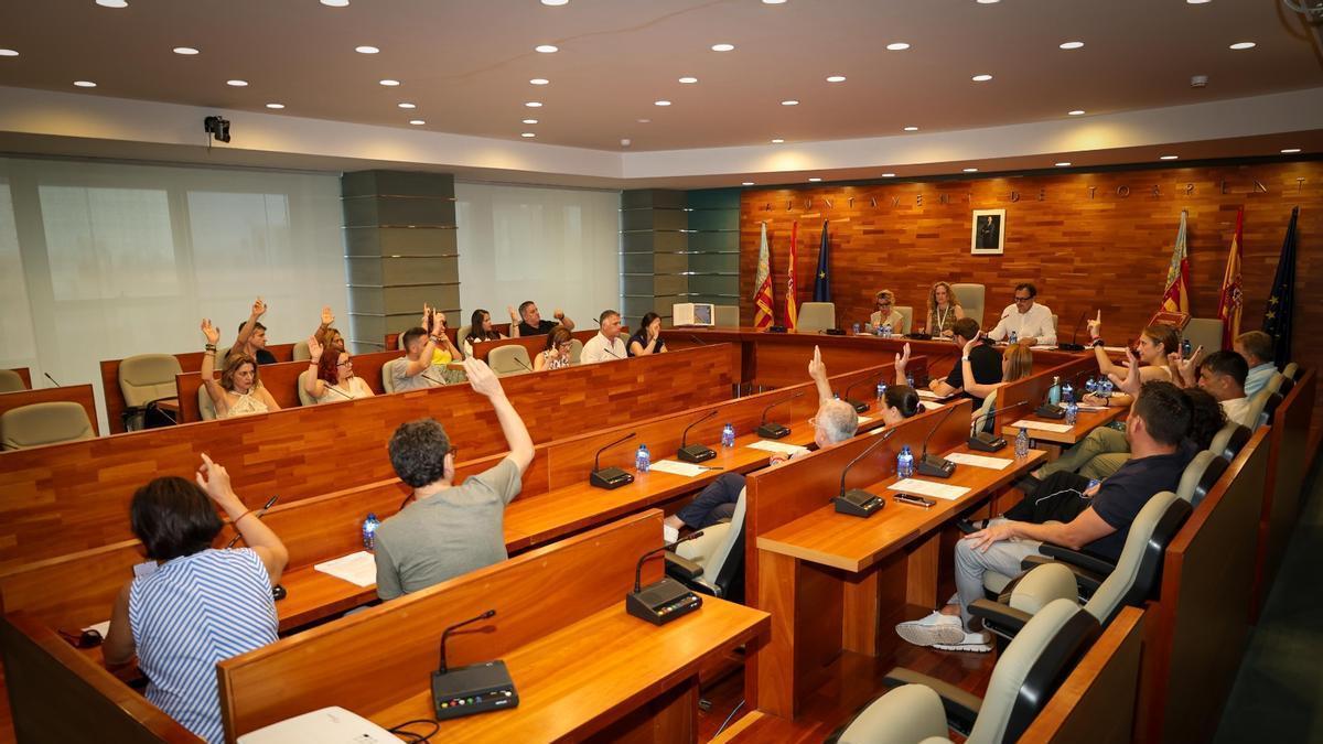 La votación en el pleno extraordinario de Torrent.