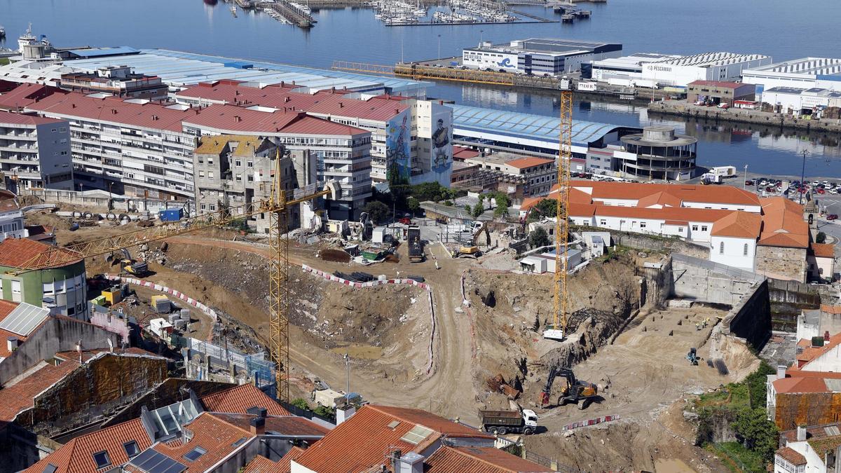 Vista general de las obras de Barrio do Cura con su primera grúa esta semana