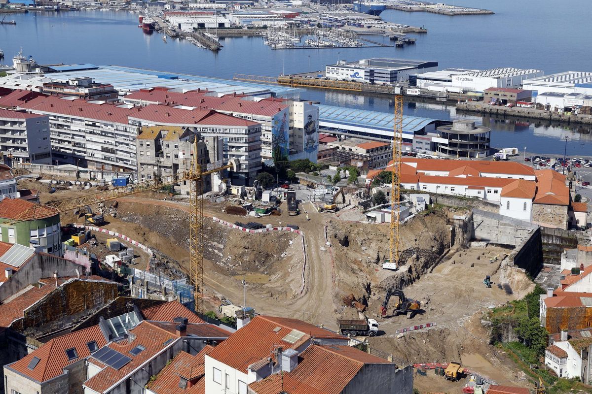 Vista general de las obras de Barrio do Cura con su primera grúa esta semana