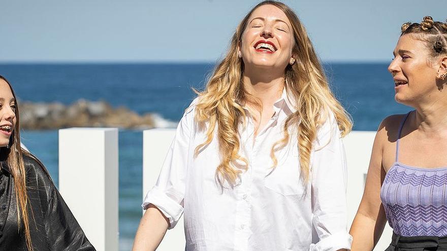 Pilar Palomero y sus niñas madre emocionan en San Sebastián