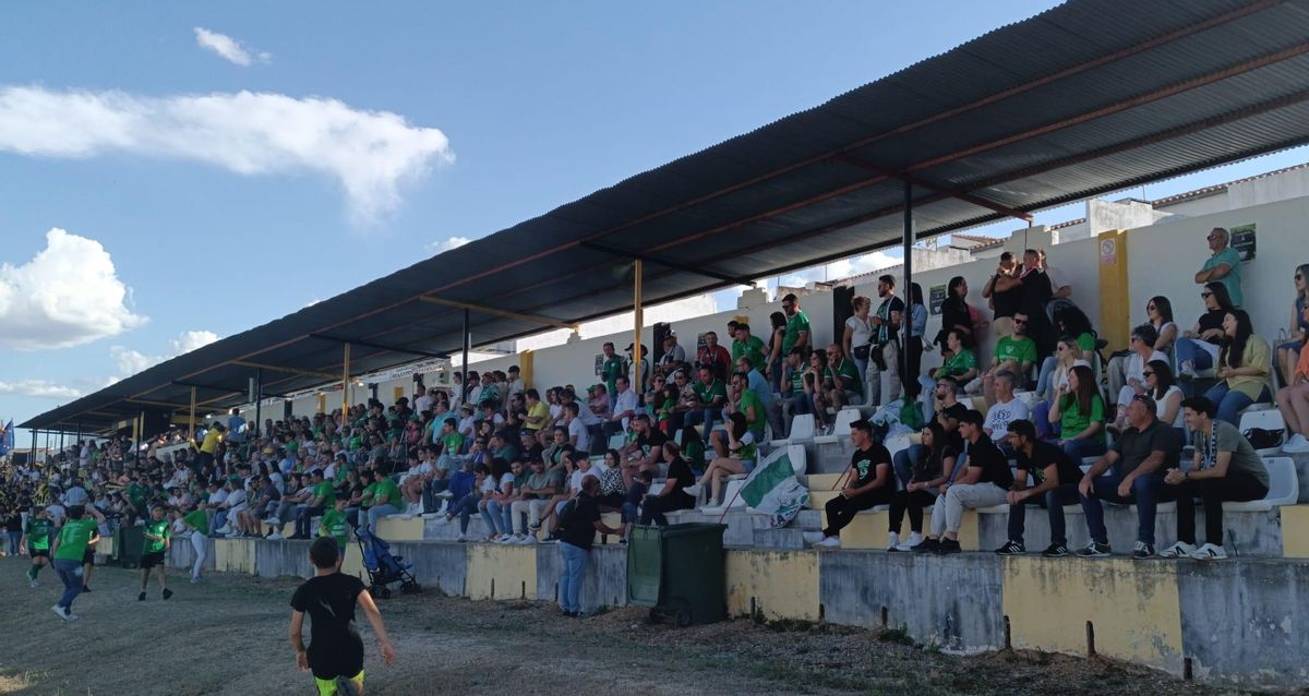 Aficionados del Santa Amalia desplazados hasta Sierra de Fuentes para animar a su equipo.