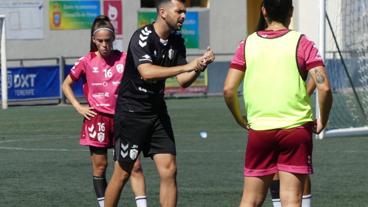 José Herrera se dirige a sus jugadoras en un entrenamiento. | | E.D.