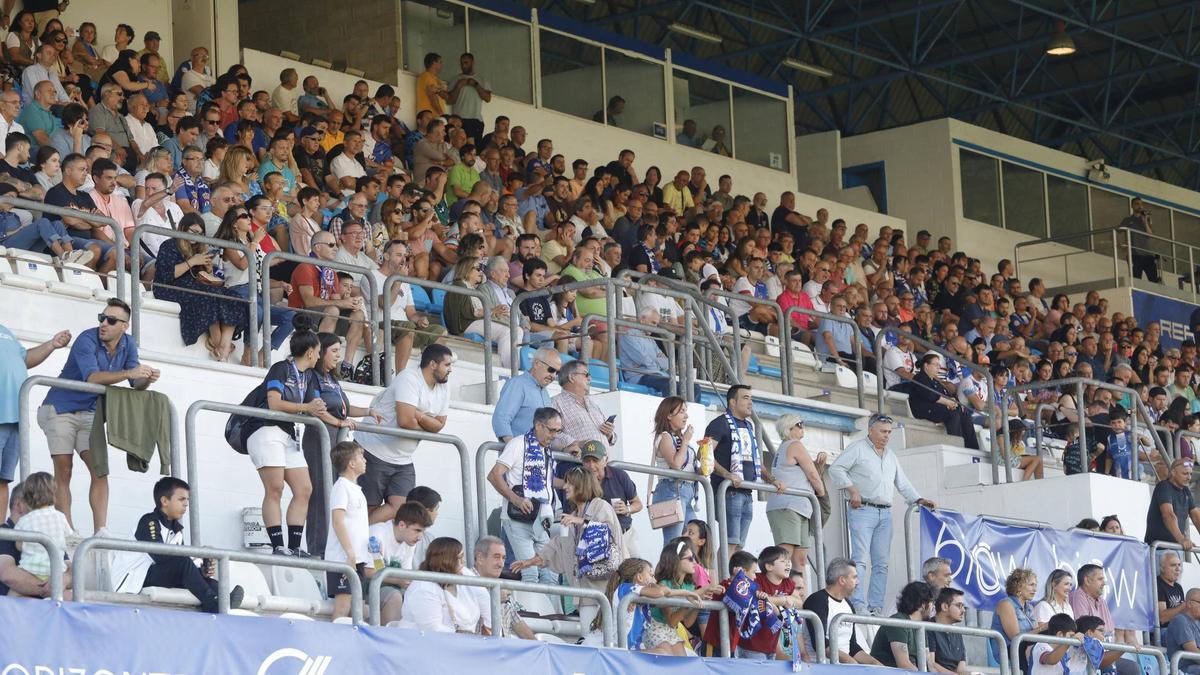 Espectadores viendo un partido del Real Avilés en el estadio Suárez Puerta,