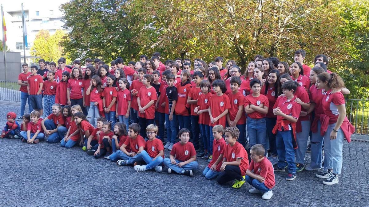 Foto de familia de los jugadores del Club Waterpolo Pontevedra. |  // FDV