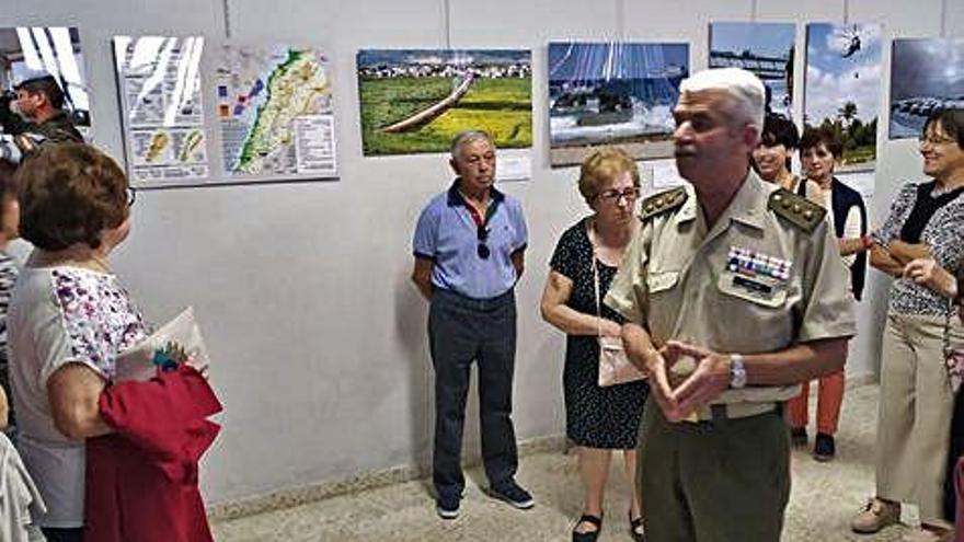 Acto inaugural de la exposición sobre &quot;Misión Líbano&quot;, asistentes a la muestra y, derecha, un momento del pregón .