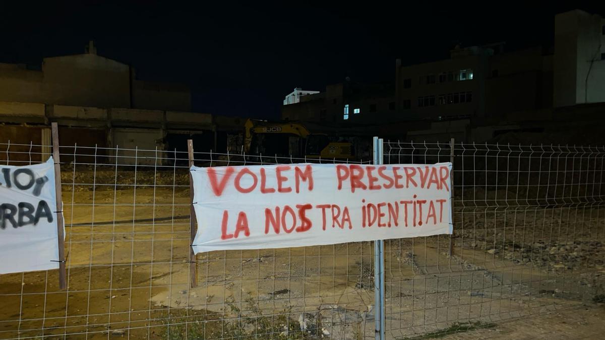 Fotos | Los lemas de las pancartas contra la mezquita de Manacor, en imágenes