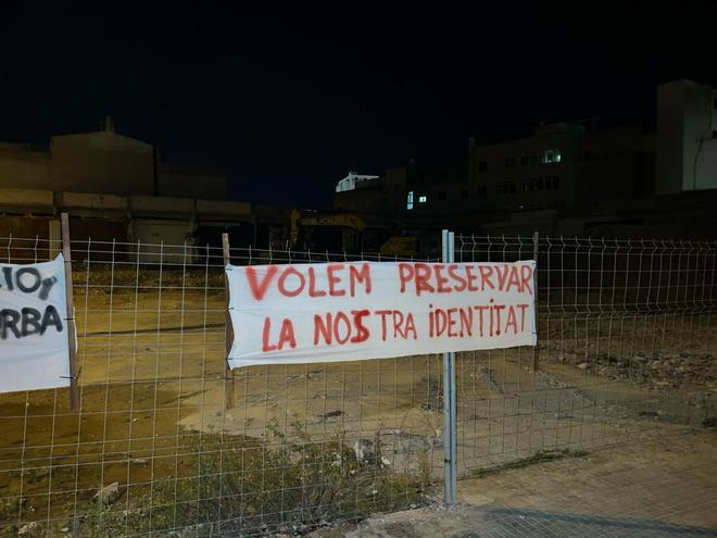 Fotos | Los lemas de las pancartas contra la mezquita de Manacor, en imágenes