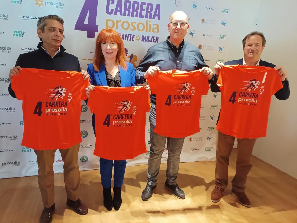 Los organizadores de la carrera posan tras la rueda de prensa de presentación.