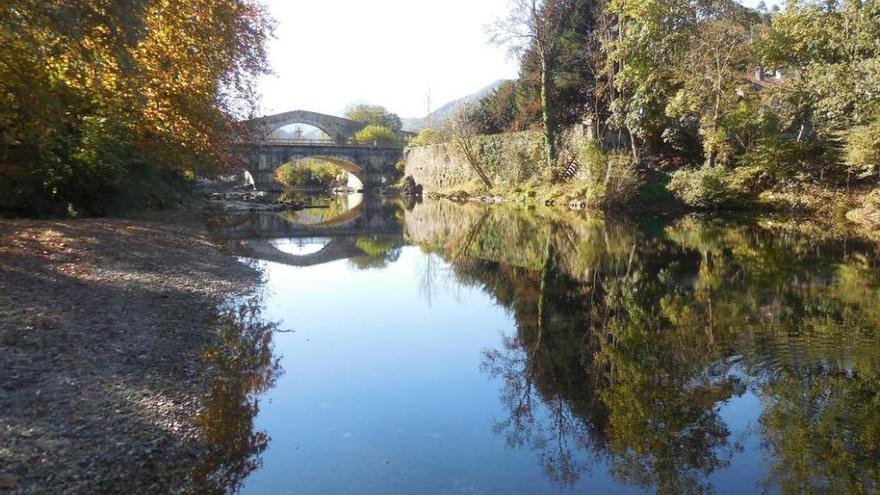 El río Sella, casi sin agua a su paso por Cangas