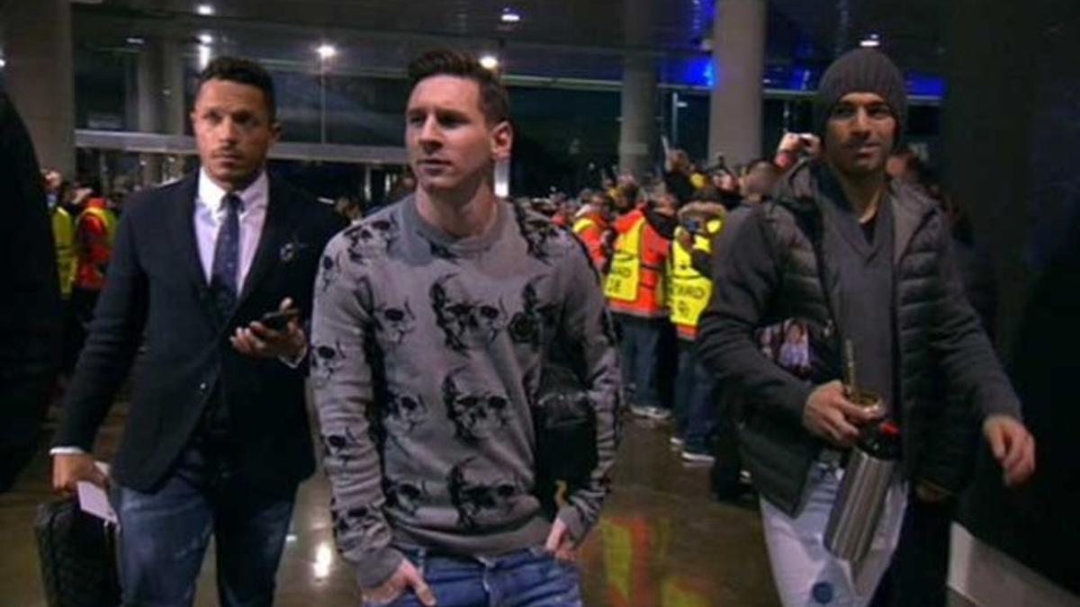 Adriano Correia, Leo Messi y Luis Suárez llegan al Camp Nou para el Barça-Roma