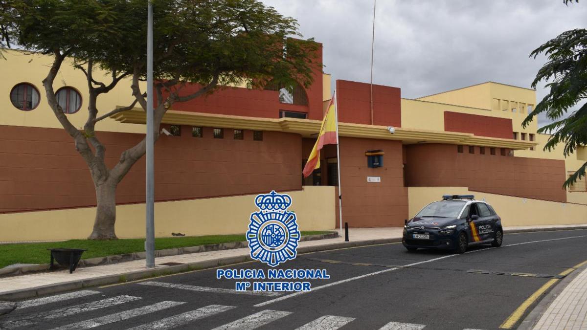 Imagen de archivo de un coche de la Policía Nacional en Tenerife.