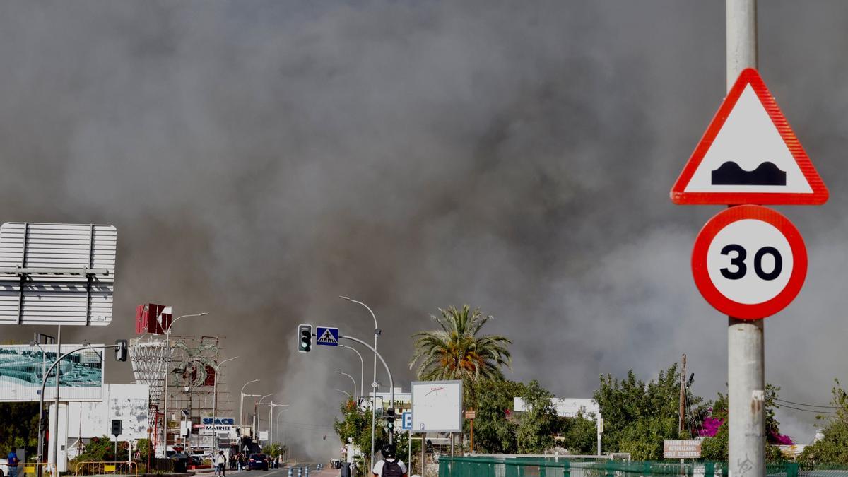 Susto en Benidorm por un fuerte incendio en una zona de solares abandonados