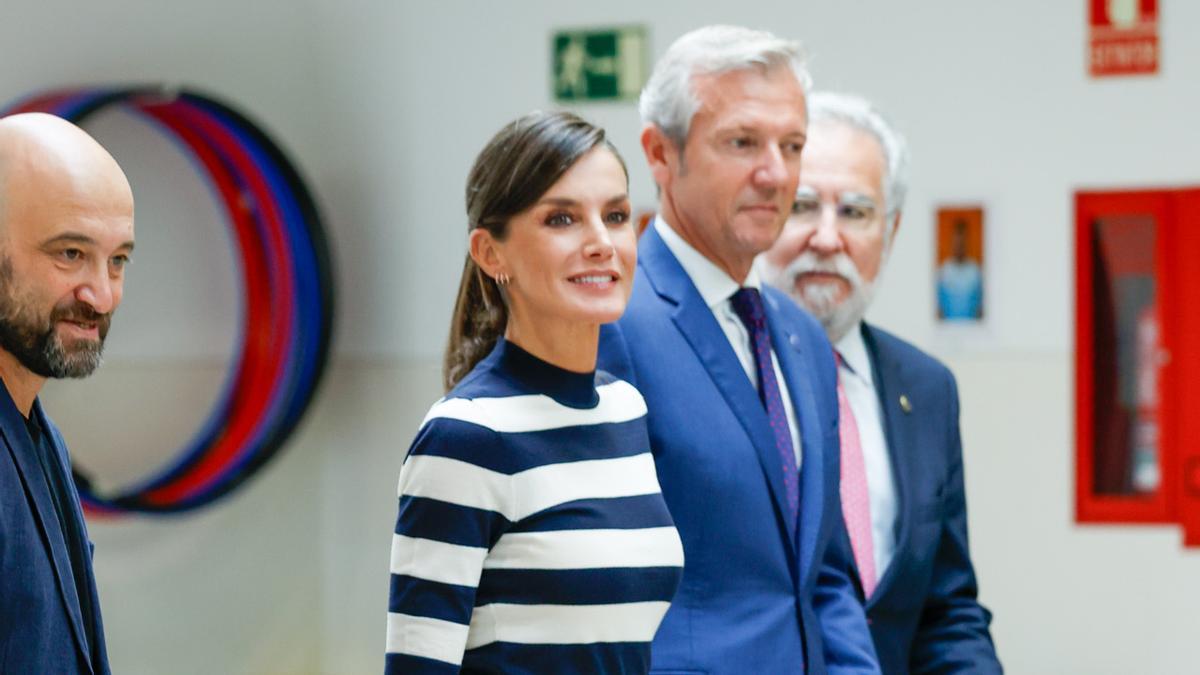 El look de la reina Letizia, con jersey de rayas y tacones moderados, en la apertura del año escolar desde Galicia