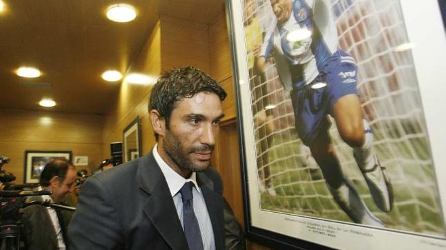 Fernando Sanz sale de la sala de prensa del estadio La Rosaleda y, junto a la puerta de salida, pasa junto a una imagen de él de su época de futbolista, cuando contribuyó a que el Málaga alcanzara los cuartos de final de la Copa de la UEFA, el mayor hito deportivo logrado por el club de Martiricos en toda su historia hasta la fecha. Es, sin lugar a dudas, una foto para el recuerdo y para la historia de Fernando Sanz y del Málaga CF.