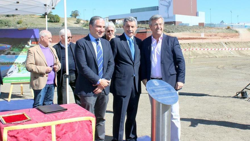 Elías Bendodo, José Enrique López Cuenca y García Urbano, en los terrenos que albergarán el estadio.