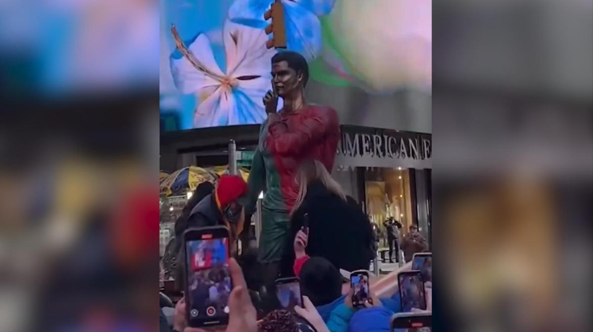 Locura en Times Square al descubrir una estatua de Cristiano Ronaldo