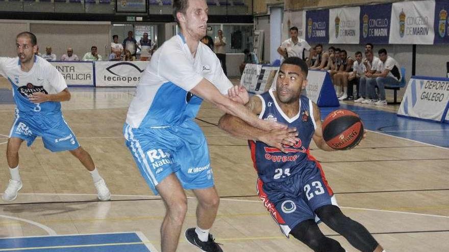 El cobista Javon Masters busca la canasta en el partido contra el Obradoiro. // Santos Álvarez