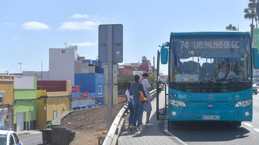El nuevo sistema de cobros y geolocalización en las guaguas suma más de dos años de retrasos