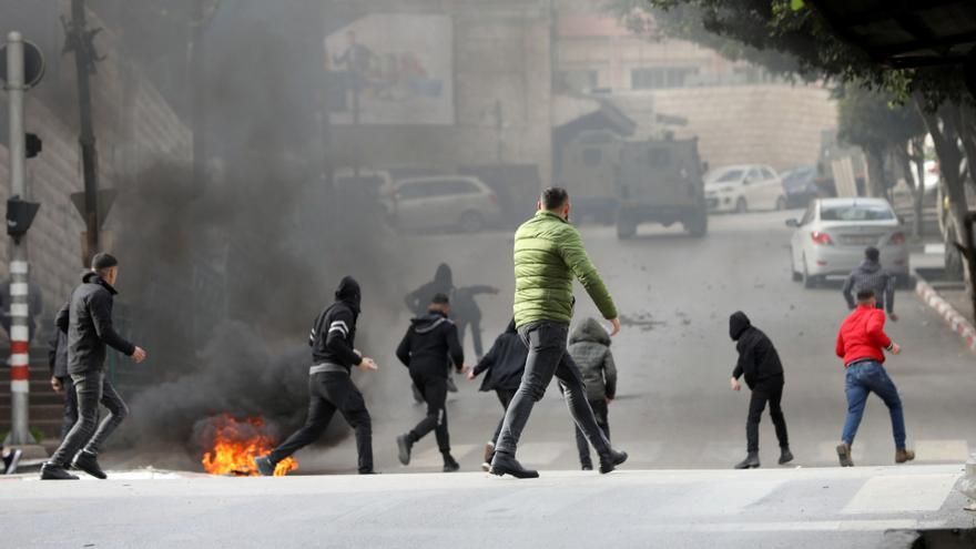 Enfrentamientos entre manifestantes palestinos y las fuerzas de seguridad israelíes durante una redada en la ciudad cisjordana de Nablús