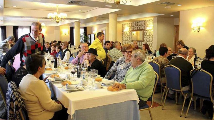 Asistentes a la comida de fraternidad de la asociación disfrutan de la sobremesa. Foto