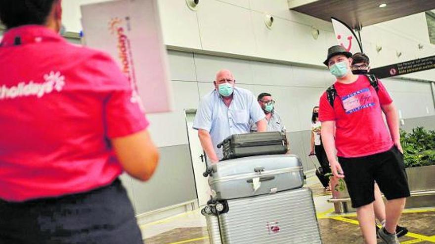 Llegada de turistas al aeropuerto de Tenerife Sur el pasado verano. | | A. GUTIÉRREZ