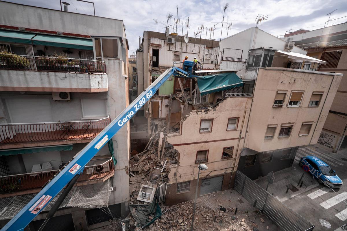 Labores de derrumbe del edificio en la calle Granada 22 de Badalona, desalojado en 2022.