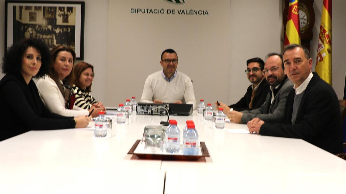 Los alcaldes y alcaldesas se reúnen con el presidente de la diputación, Vicent Mompó.