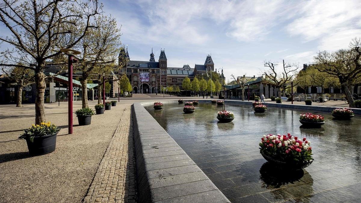 La plaza Museumplein de Amsterdam desierta por el coronavirus, este jueves.