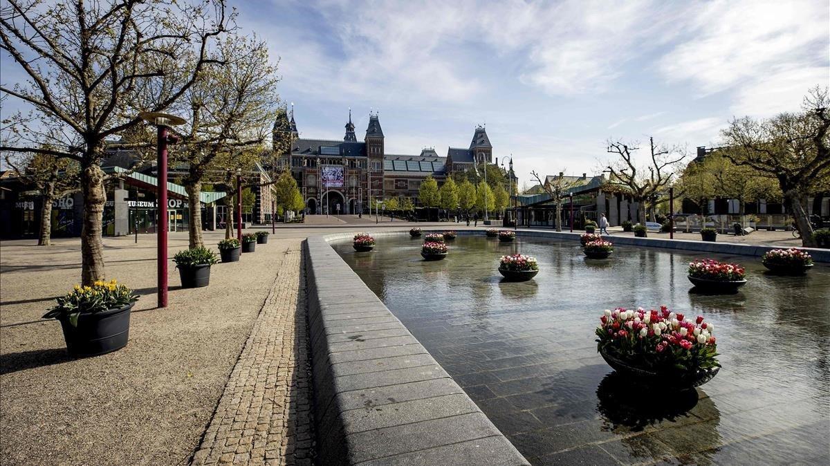 zentauroepp53140668 the museumplein square located next to museums is deserted i200416151218