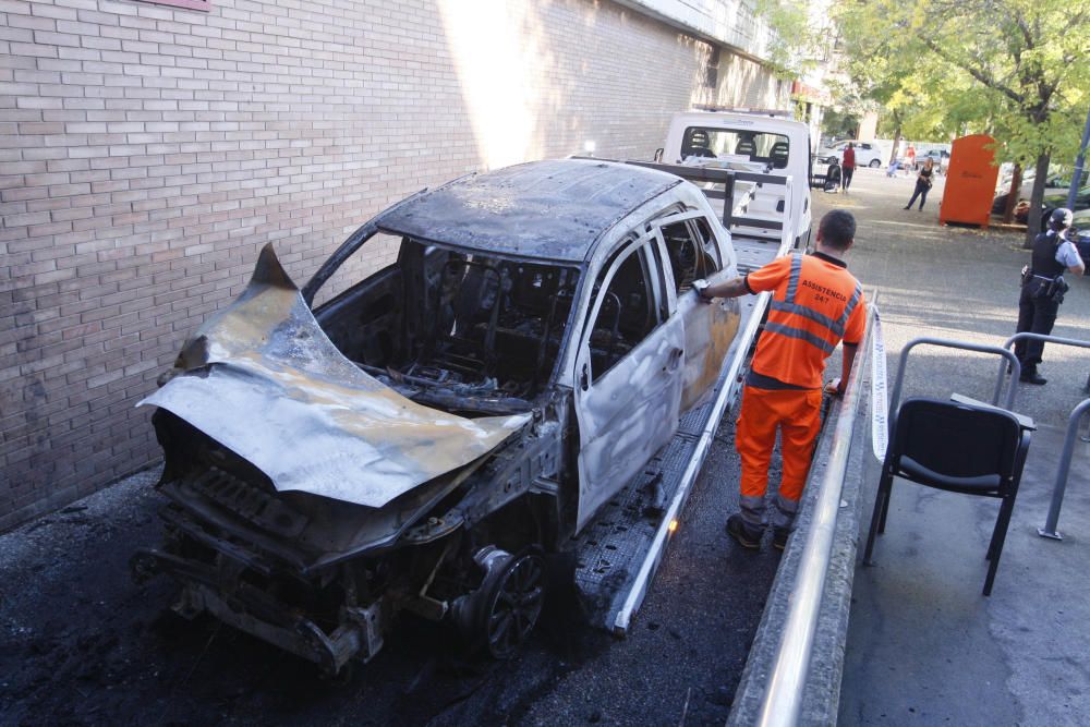 Explota i crema totalment un cotxe a Girona