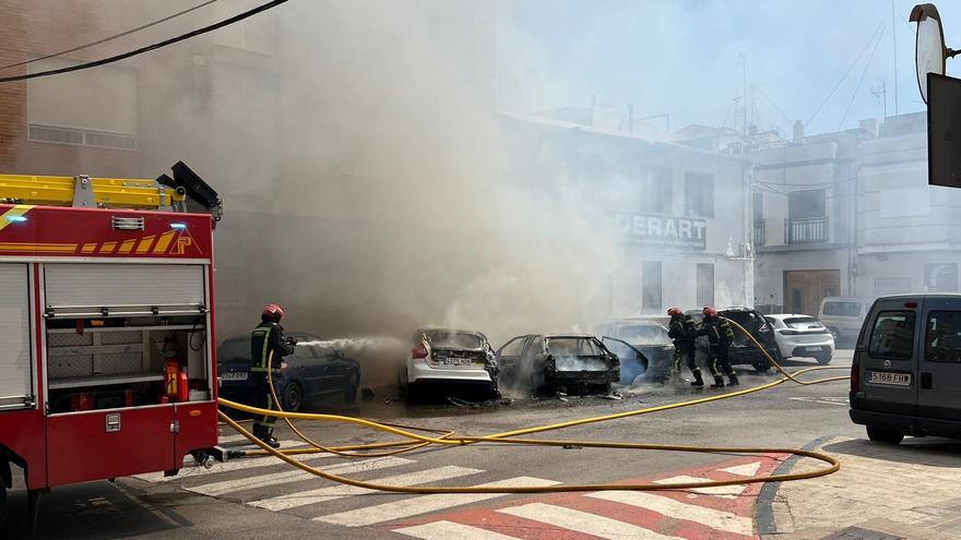 Video: Los bomberos extinguen las llamas de los coches incendiados en Moncofa