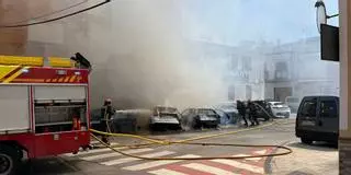 Video: Los bomberos extinguen las llamas de los coches incendiados en Moncofa