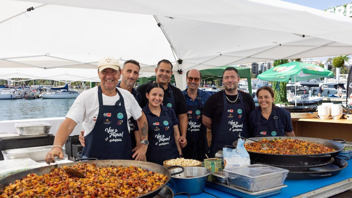 Koldo Royo y su equipo con el 'frit' de pulpo