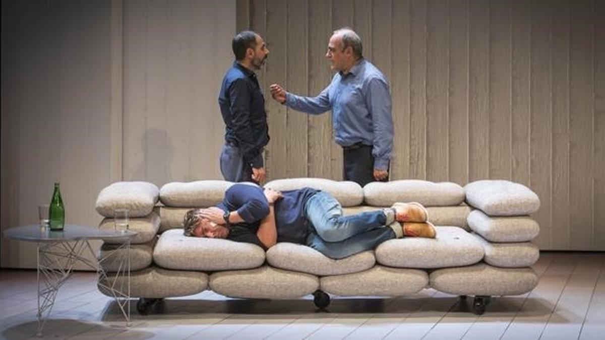 Lluiís Villanueva y Francesc Orella, de pie, y Pere Arquillué, tumbado en el sofá, en una escena de 'Art'.