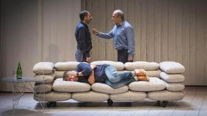 Lluiís Villanueva y Francesc Orella, de pie, y Pere Arquillué, tumbado en el sofá, en una escena de ’Art’.