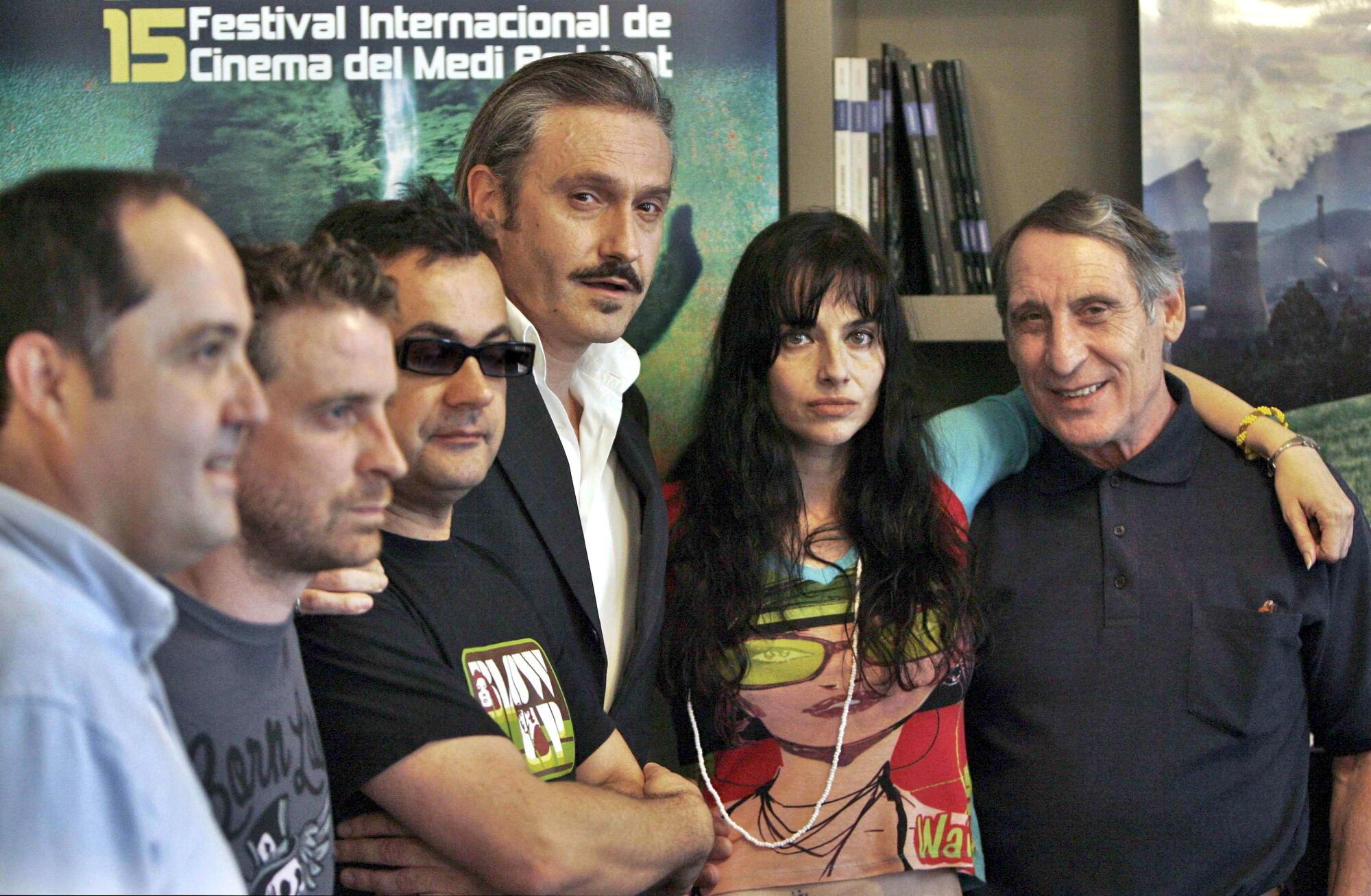 B40. Barcelona, 30/05/08.- Los actores, de izda a dcha, Eduardo Antuña, Fran Sariego, Gary Piquer, Beatriz Rico y Celso Bugallo, durante la presentación de la película "Cenizas del cielo", del director José Antonio Quirós (3i), considerada como la primera película medioambiental española, que se estrena hoy en el Festival de Cine de Medio Ambiente. EFE/Alberto Estévez. POR LA IZ: EDUARDO ANTUÑA, FRAN SARIEGO, JOSE ANTONIO QUIROS, BEATRIZ RICO Y CELSO BUGALLO.. FESTIVAL DE CINE DE MEDIO AMBIENTE. PELICULA "CENIZAS DEL CIELO", DE JOSE ANTONIO QUIROS.