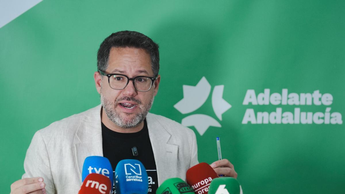 El portavoz de Adelante Andalucía, José Ignacio García, atiende a los medios en la sede del partido para abordar asuntos de actualidad.