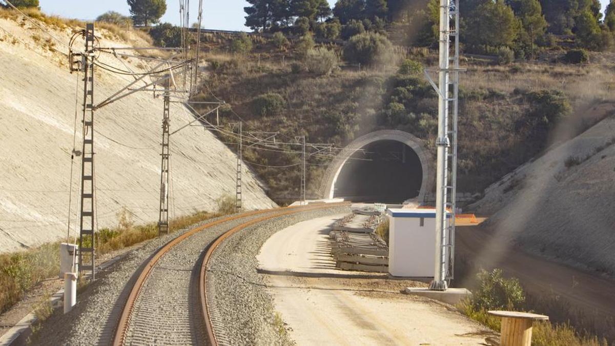 Obras en el tramo del corredor mediterráneo entre la Font de la Figuera y el Nudo de la Encina.