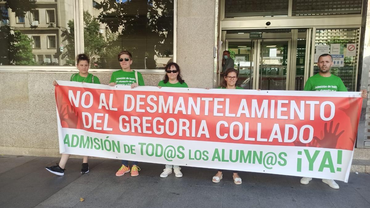 Manifestación del AMPA en Cáceres, a las puertas del Edificio Múltiples.