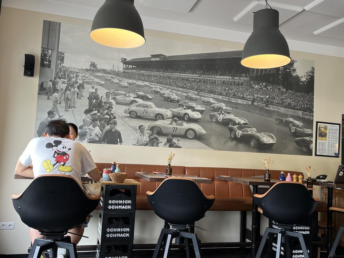 Pizzeria de Adenau, con una foto histórica de las 24 Horas de Nurburgring