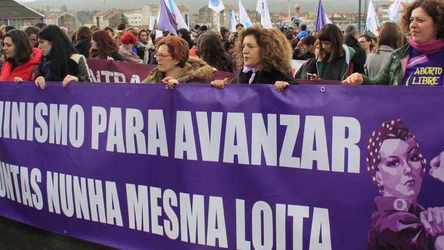 Cabecera de la marcha por la Igualdad ayer, en Santiago de Compostela. // Faro