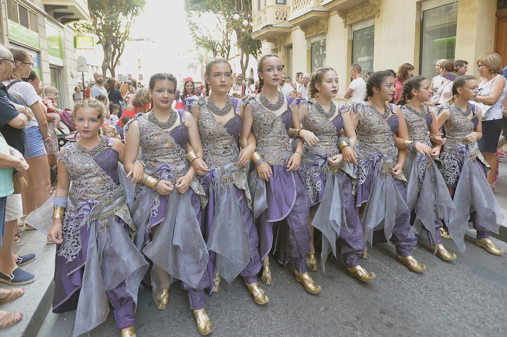 Los Moros y Cristianos reúnen a 350 niños en un desfile por las calles de Elche y la Gestora de Festejos Populares celebra una fiesta infantil en el Paseo de la Estación