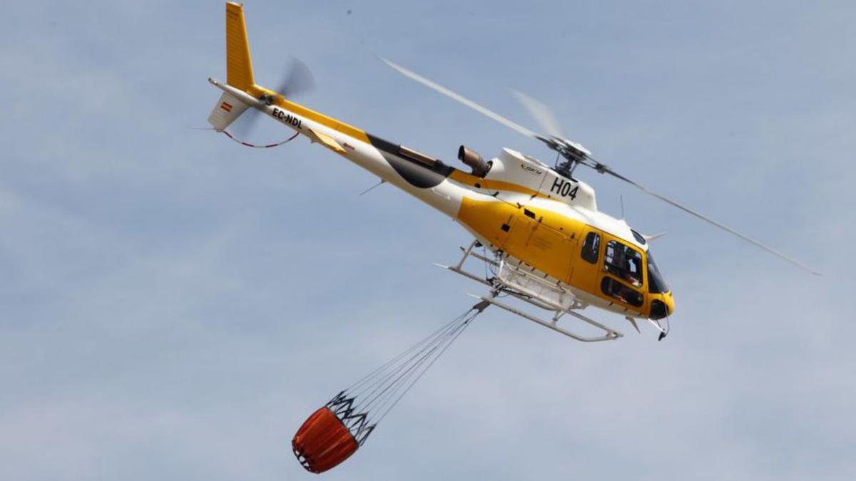 Un helicóptero antiincendios del Institut Balear de la Natura.
