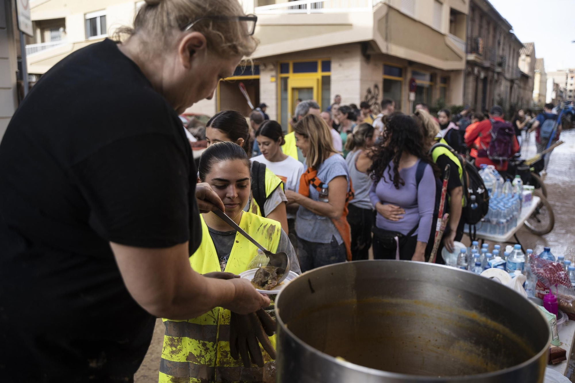 Voluntarios dan de comer a los afectados por la DANA