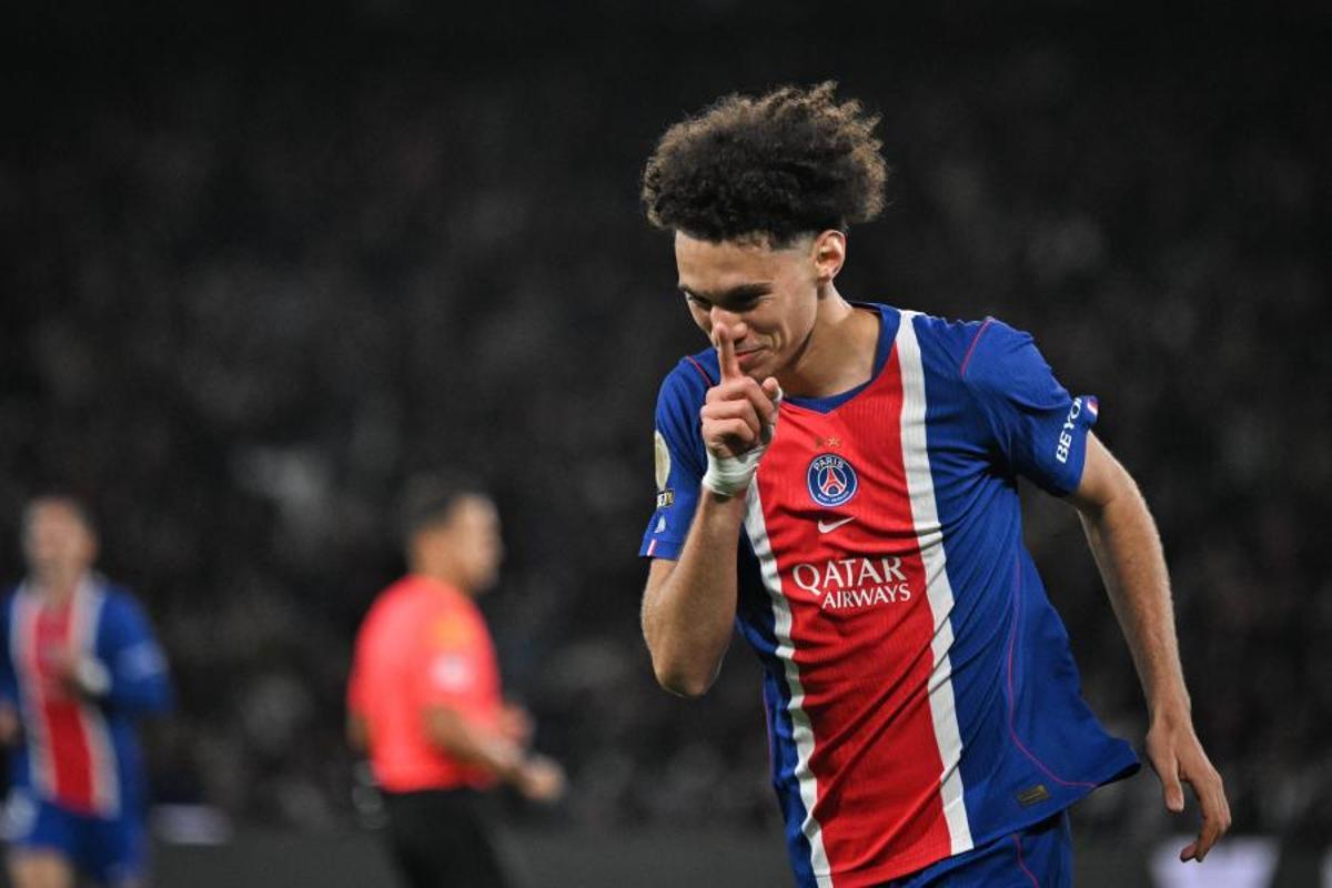 Akliouche, futbolista el PSG, celebra su primer gol