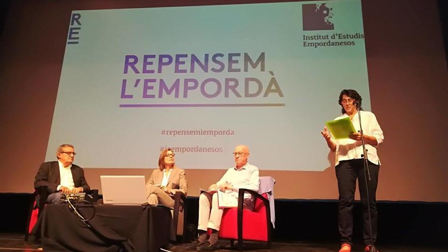 La presidenta de l&#039;IEE donant la benvinguda a la jornada.