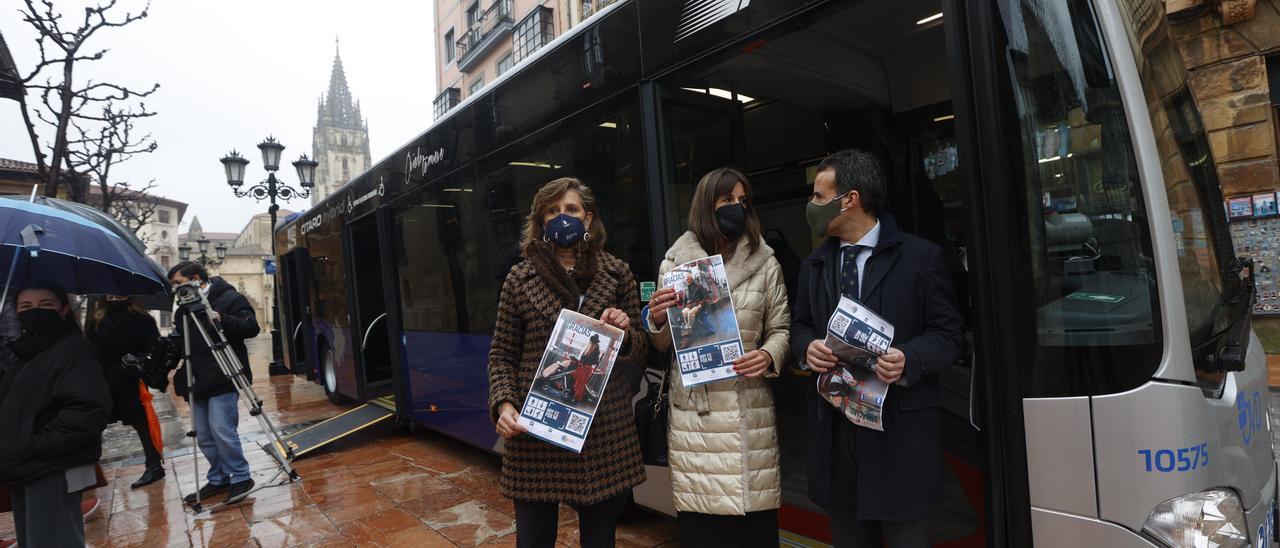 Por la izquierda, los ediles Conchita Méndez, Leticia González y Nacho Cuesta junto a un autobús híbrido de Oviedo.